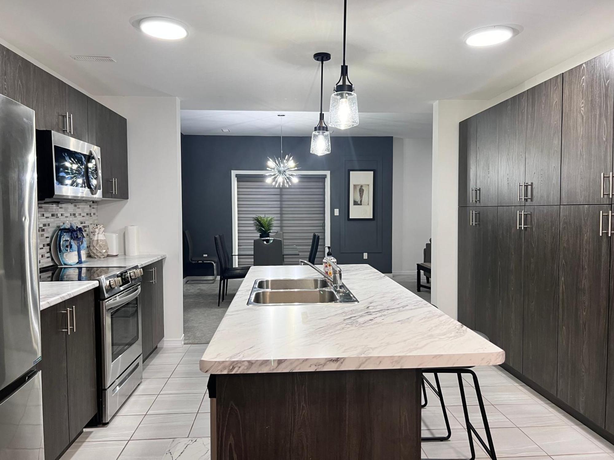 Spacious 4-Bedroom Home, Comfortably Sleeps 10 Barrie Exteriér fotografie