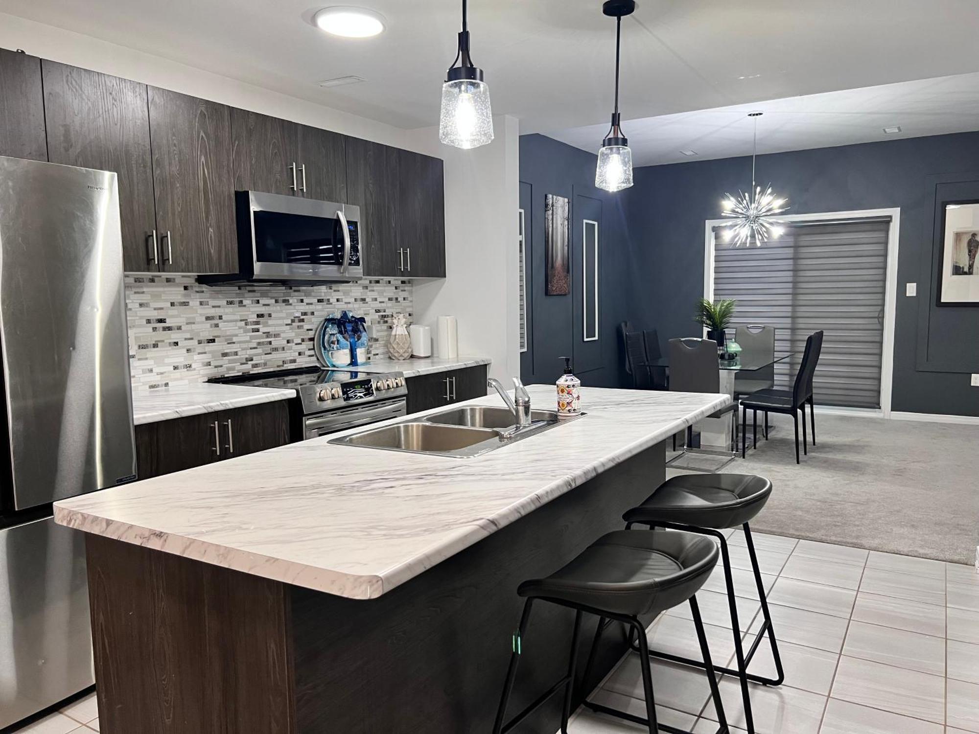 Spacious 4-Bedroom Home, Comfortably Sleeps 10 Barrie Exteriér fotografie
